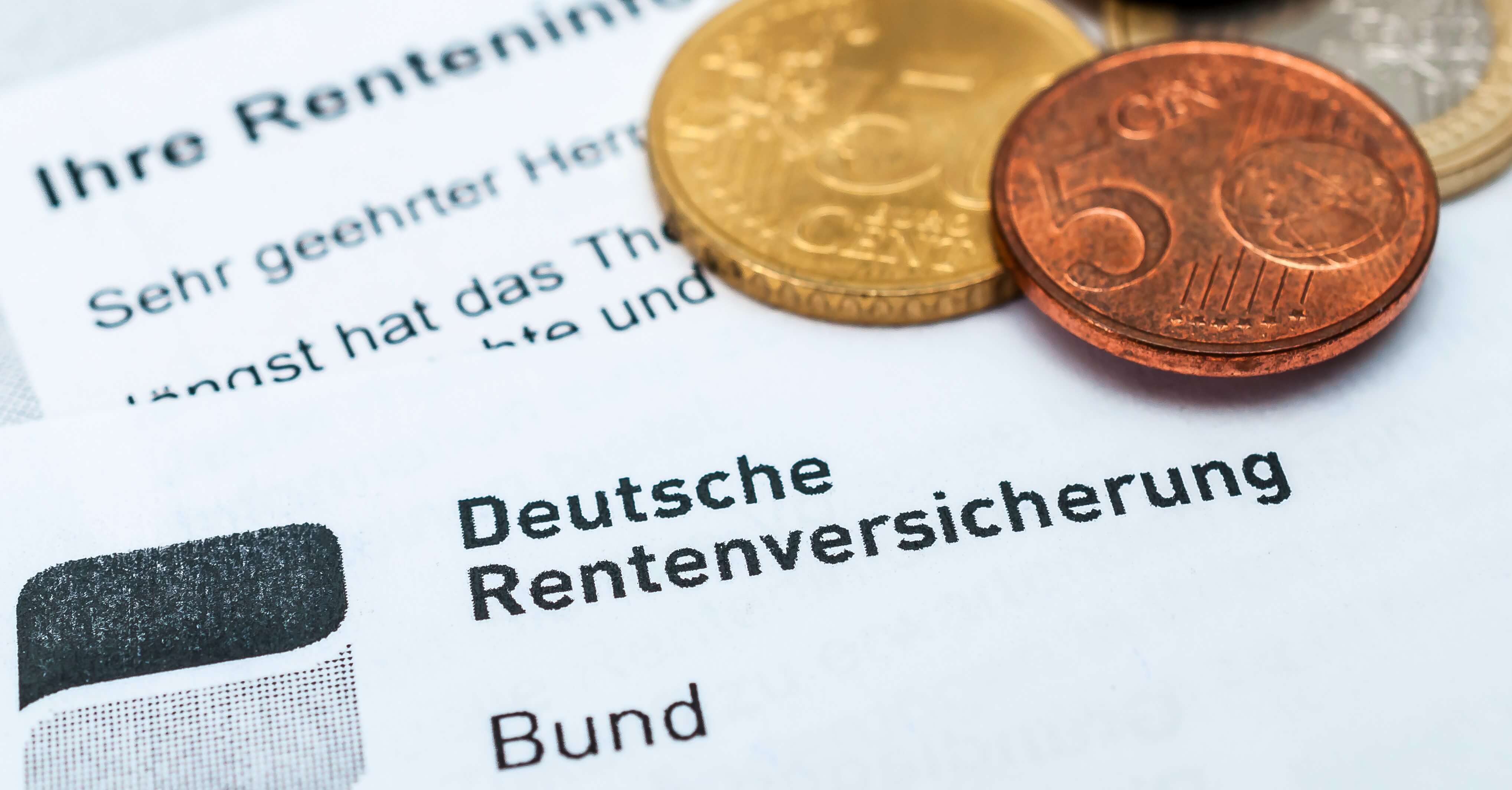 Ein Brief der Deutschen Rentenversicherung, darauf liegen einige Münzen