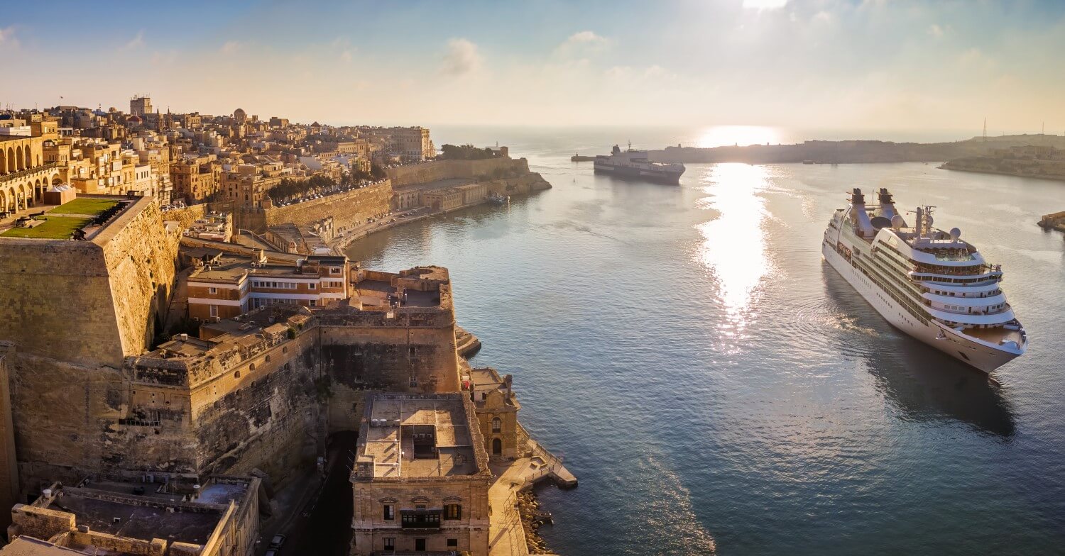 Ein Kreuzfahrtschiff fährt in den Hafen von Valetta in Malta ein